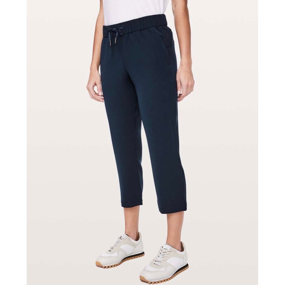 Lululemon On The Fly Crop Woven 23" In True Navy Size 2 Athleisure Travel Casual